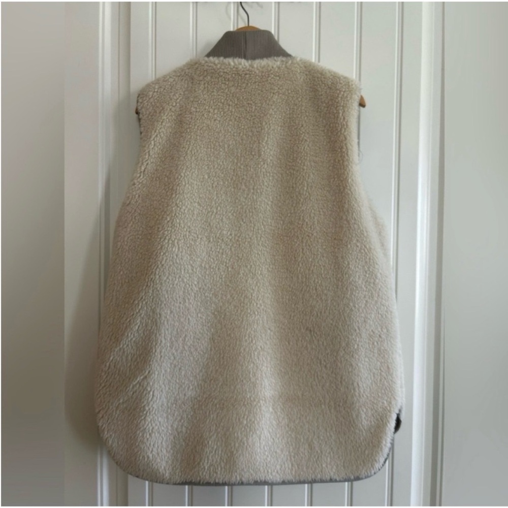 Varley Covey Reversible Quilt Gilet VEST
NWT - Picture 9 of 15